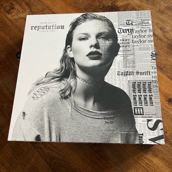 Taylor Swift VIP reputation box, book, patch ,cd, rechargeable! - Picture 10 of 10
